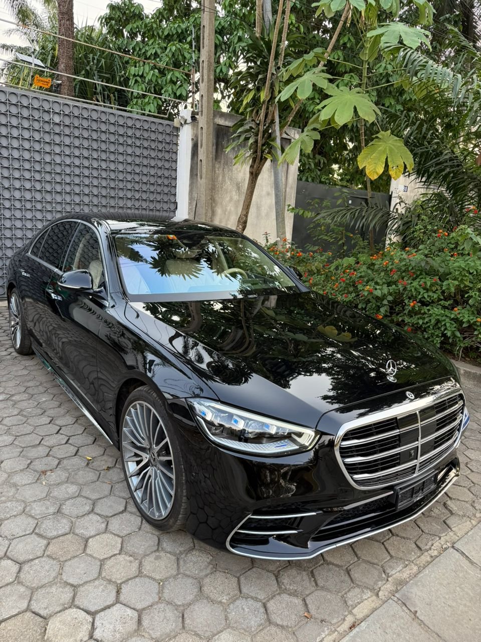Location Mercedes-Benz Classe S 500 Berline de Luxe avec Chauffeur à Abidjan