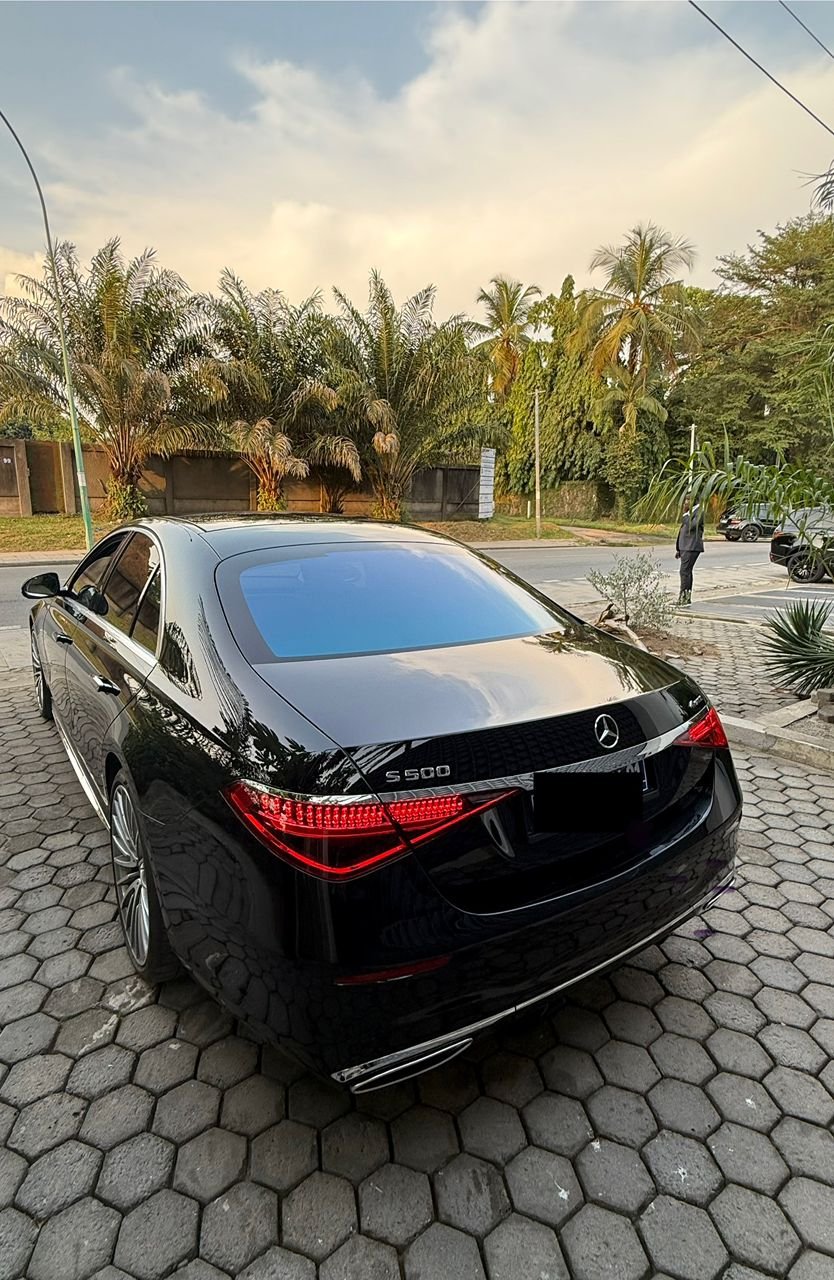 Mercedes S 500 noire vue arrière, location avec chauffeur à Abidjan
