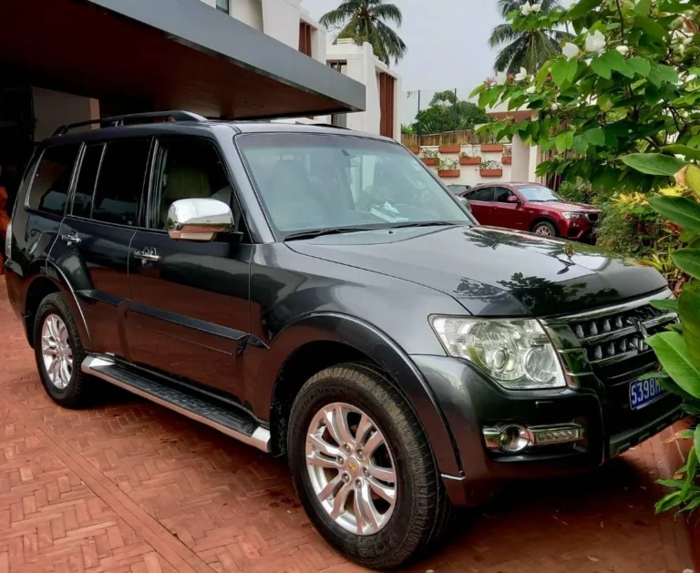 Location de voiture à Abidjan avec chauffeur : Mitsubishi Pajero 7 places