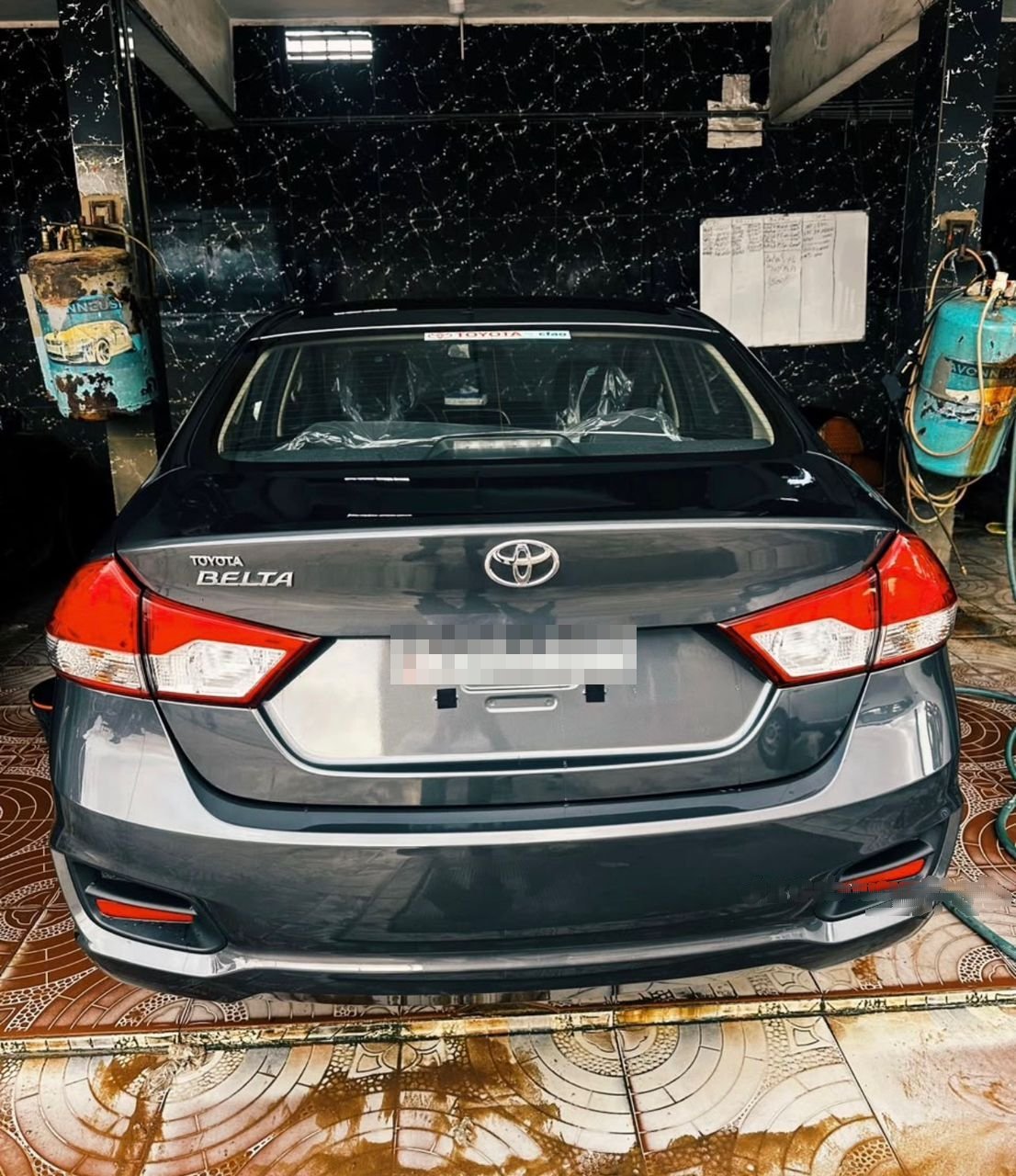 Toyota Belta vue arrière, location de berline avec chauffeur à Abidjan