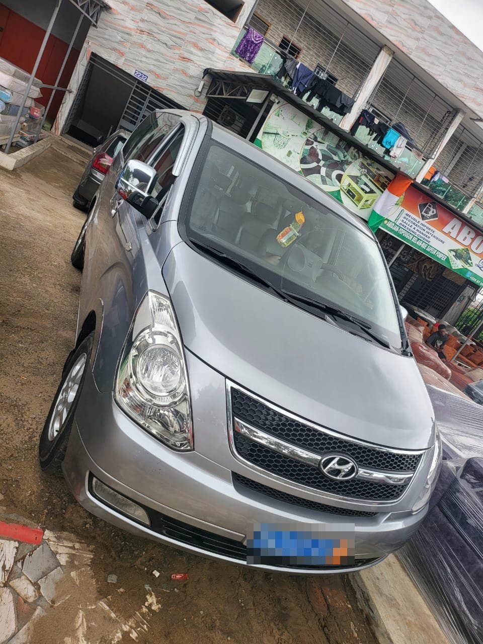Location Hyundai H-1 Van avec Chauffeur à Abidjan