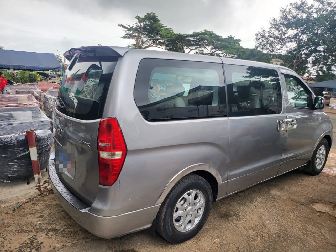 Van Hyundai H-1 vue de profil, portes coulissantes, location à Abidjan