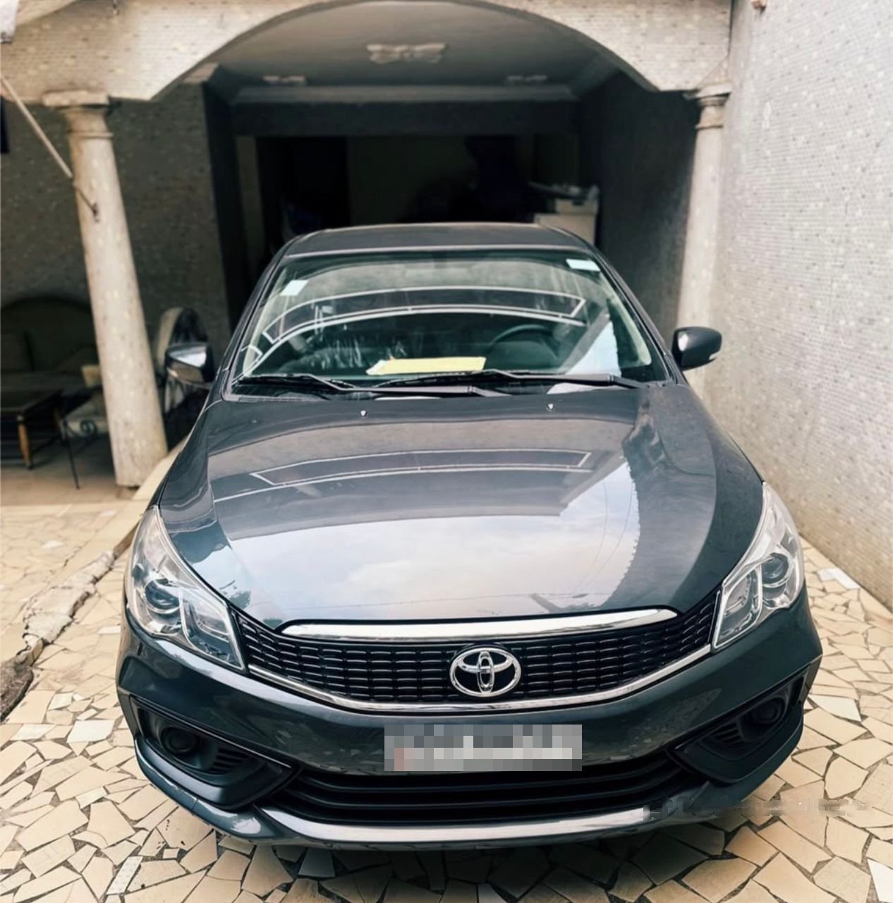 Location Toyota Belta Berline avec Chauffeur à Abidjan