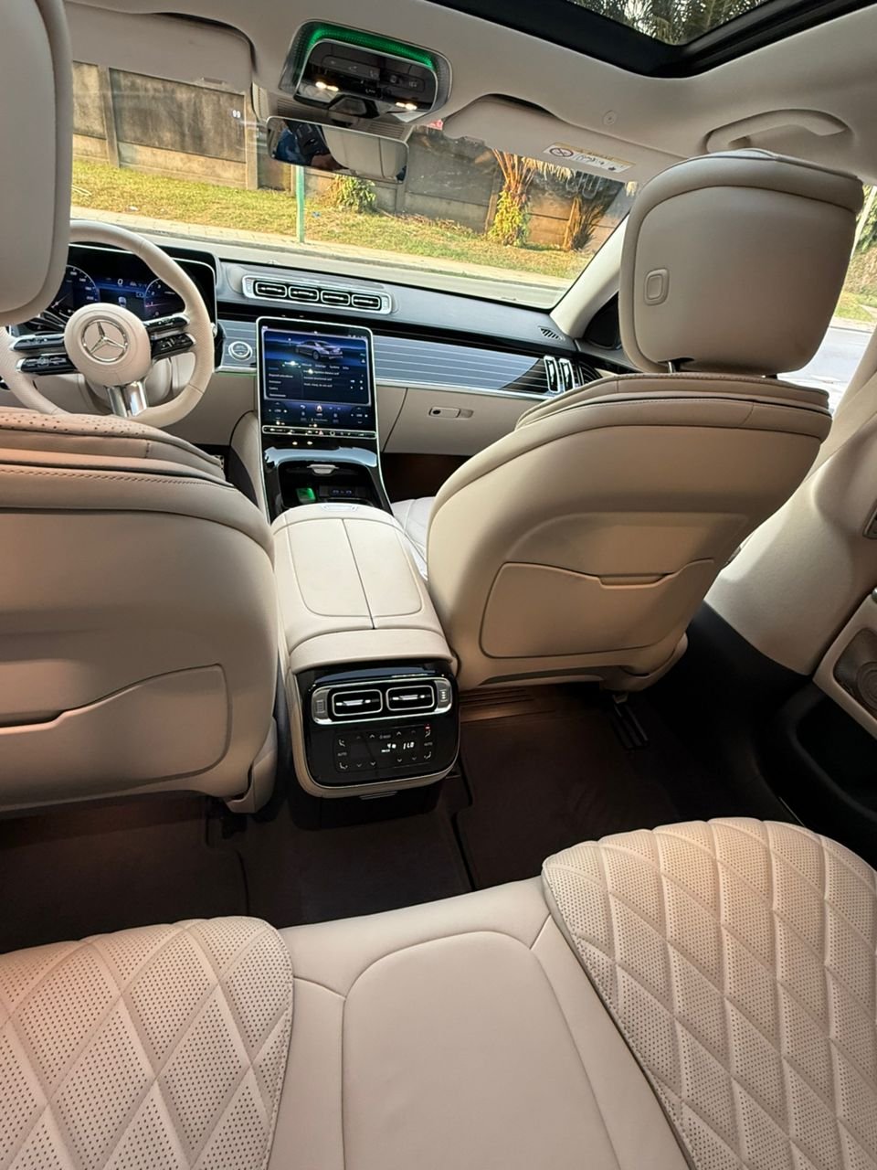 Intérieur cuir beige matelassé et toit panoramique de la Mercedes Classe S 500