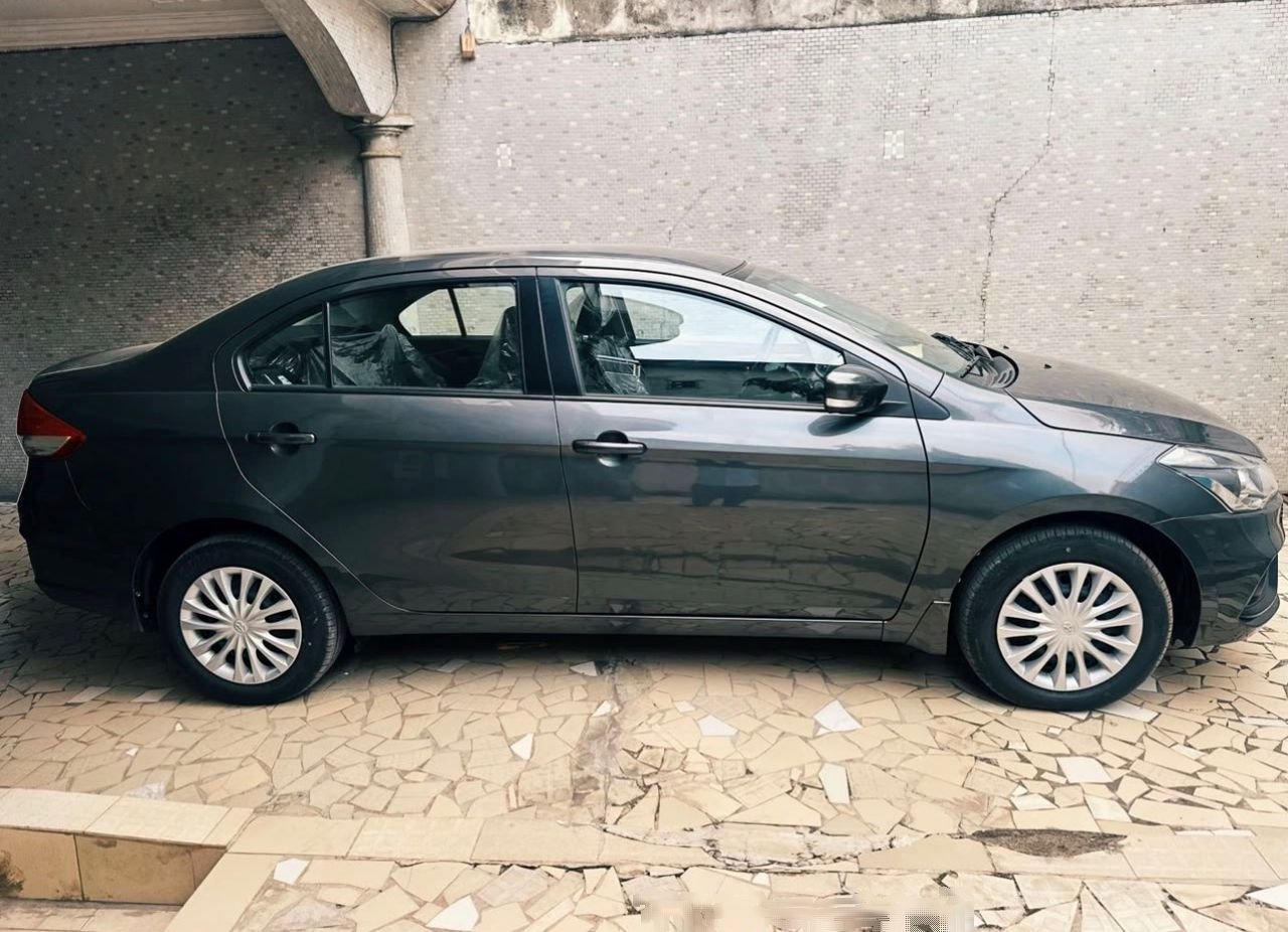 Toyota Belta berline 5 places vue de profil, location avec chauffeur à Abidjan